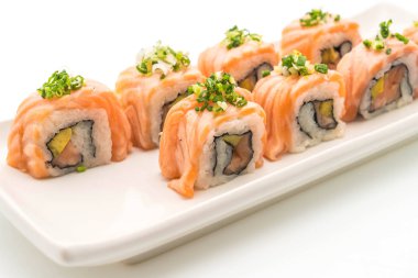 ızgara somon suşi roll - Japon gıda tarzı