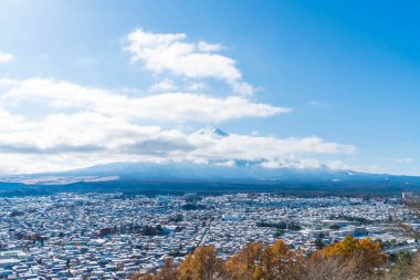 Kawaguchiko şehir manzarası ile kar 