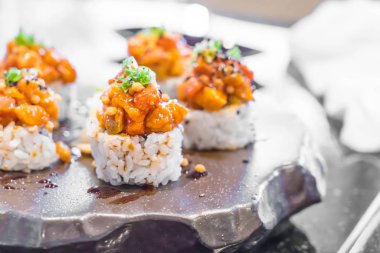 Baharatlı somon suşi roll 