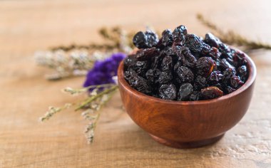 kabın içinde siyah kuru üzüm