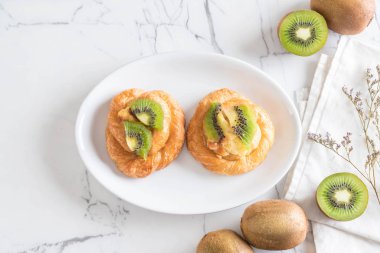 kivi tart plaka üzerinde