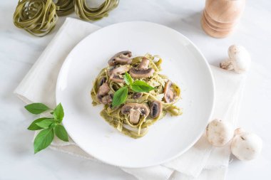 Mantarlı ıspanak fettuccine