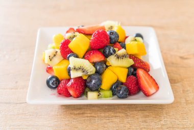 karışık taze meyve (çilek, ahududu, yaban mersini, kivi, mang