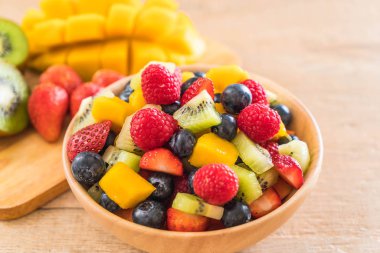 karışık taze meyve (çilek, ahududu, yaban mersini, kivi, mang