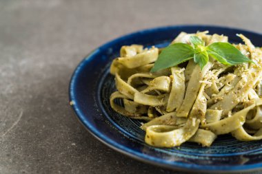 ıspanak fettuccine plaka üzerinde