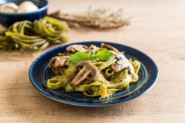 Mantarlı ıspanak fettuccine