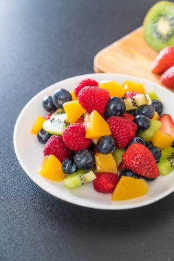 karışık taze meyve (çilek, ahududu, yaban mersini, kivi, mang