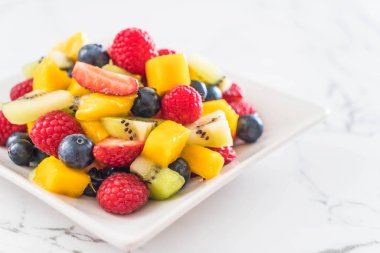 karışık taze meyve (çilek, ahududu, yaban mersini, kivi, mang