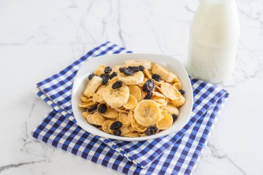 muz, Kuru üzüm ve süt ile tahıl 