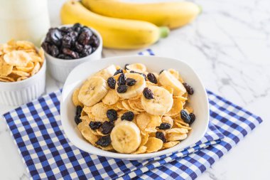 muz, Kuru üzüm ve süt ile tahıl 