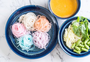 erişte ile balık köri sos ve sebze