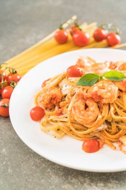 Spagetti karides, domates, fesleğen ve peynir ile 