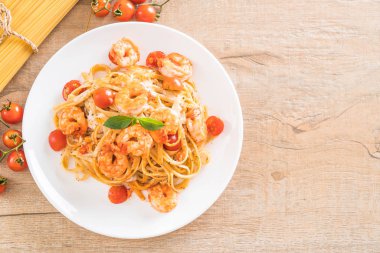 Spagetti karides, domates, fesleğen ve peynir ile 