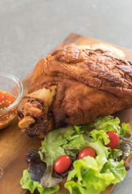 Gevrek domuz knuckle veya Alman domuz Hocks