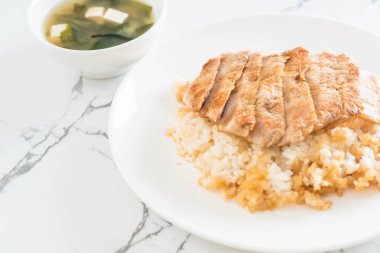 Teriyaki domuz miso çorbası ile tepesinde pirinç