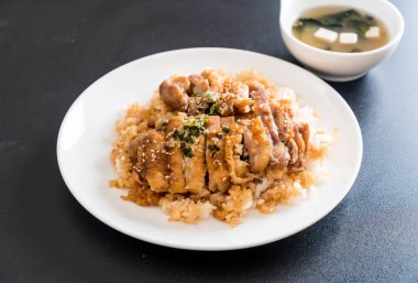 Teriyaki tavuk miso çorbası ile tepesinde pirinç