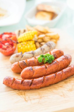 ızgara sosis mix sebze ve patates kızartması ile