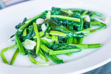 sarımsak ile tavada kızartılmış amaranth