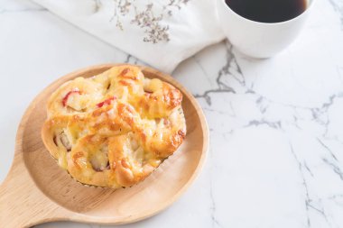 Yengeç sopa ekmek ile