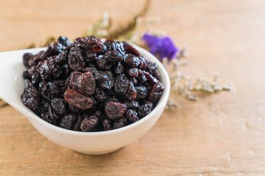 kabın içinde siyah kuru üzüm