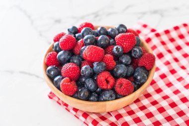 taze yaban mersini ve rasberry 