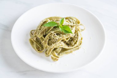 ıspanak fettuccine plaka üzerinde