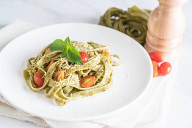 ıspanak fettuccine domates ile