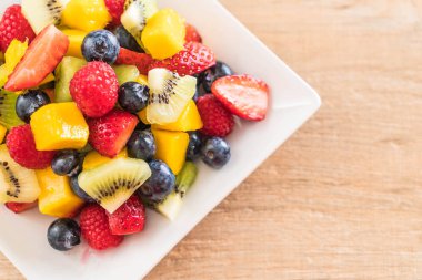 karışık taze meyve (çilek, ahududu, yaban mersini, kivi, mang