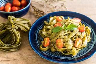 ıspanak fettuccine domates ile