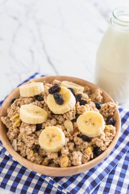 Granola muz, Kuru üzüm ve süt ile 