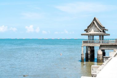 Deniz kumsalda köşk