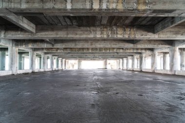 boş terk edilmiş binada