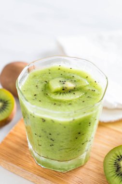 Sağlıklı taze kivi smoothie cam