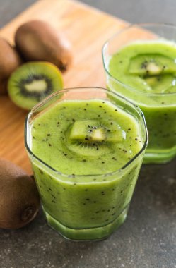 Sağlıklı taze kivi smoothie cam