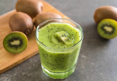 Sağlıklı taze kivi smoothie cam
