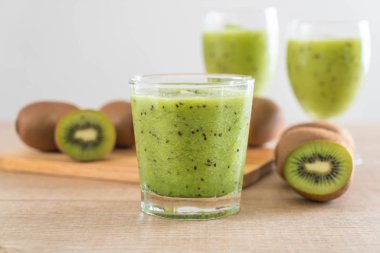 Sağlıklı taze kivi smoothie cam