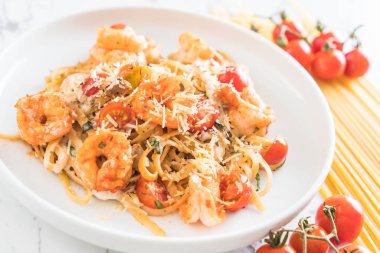 Spagetti karides, domates, fesleğen ve peynir ile 