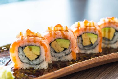 Izgara somon suşi roll