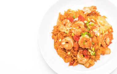 Kore baharatlı sos ve karides kızarmış pilav