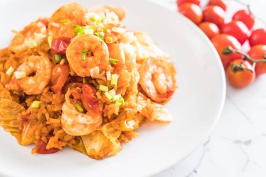 Kore baharatlı sos ve karides kızarmış pilav