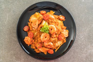 Kore baharatlı sos ve karides kızarmış pilav