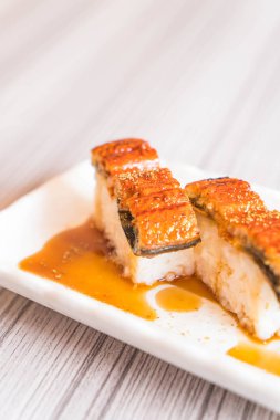 yılan balığı (unagi suşi)