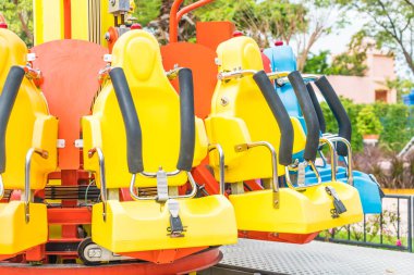 Renkli lunapark treni koltuk eğlence parkı 