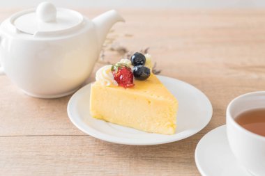 peynirli kek çilek ve yaban mersini