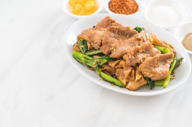 soya sosu ve domuz kızarmış noodle 