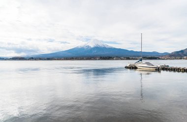 Japonya 'daki Kawaguchiko Gölü' nde Fuji Dağı..