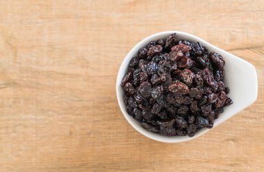 kabın içinde siyah kuru üzüm