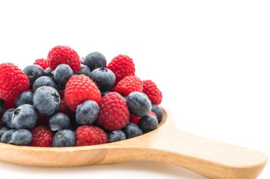 taze yaban mersini ve rasberry beyaz