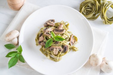 Mantarlı ıspanak fettuccine