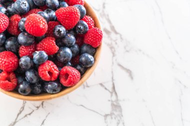 taze yaban mersini ve rasberry 